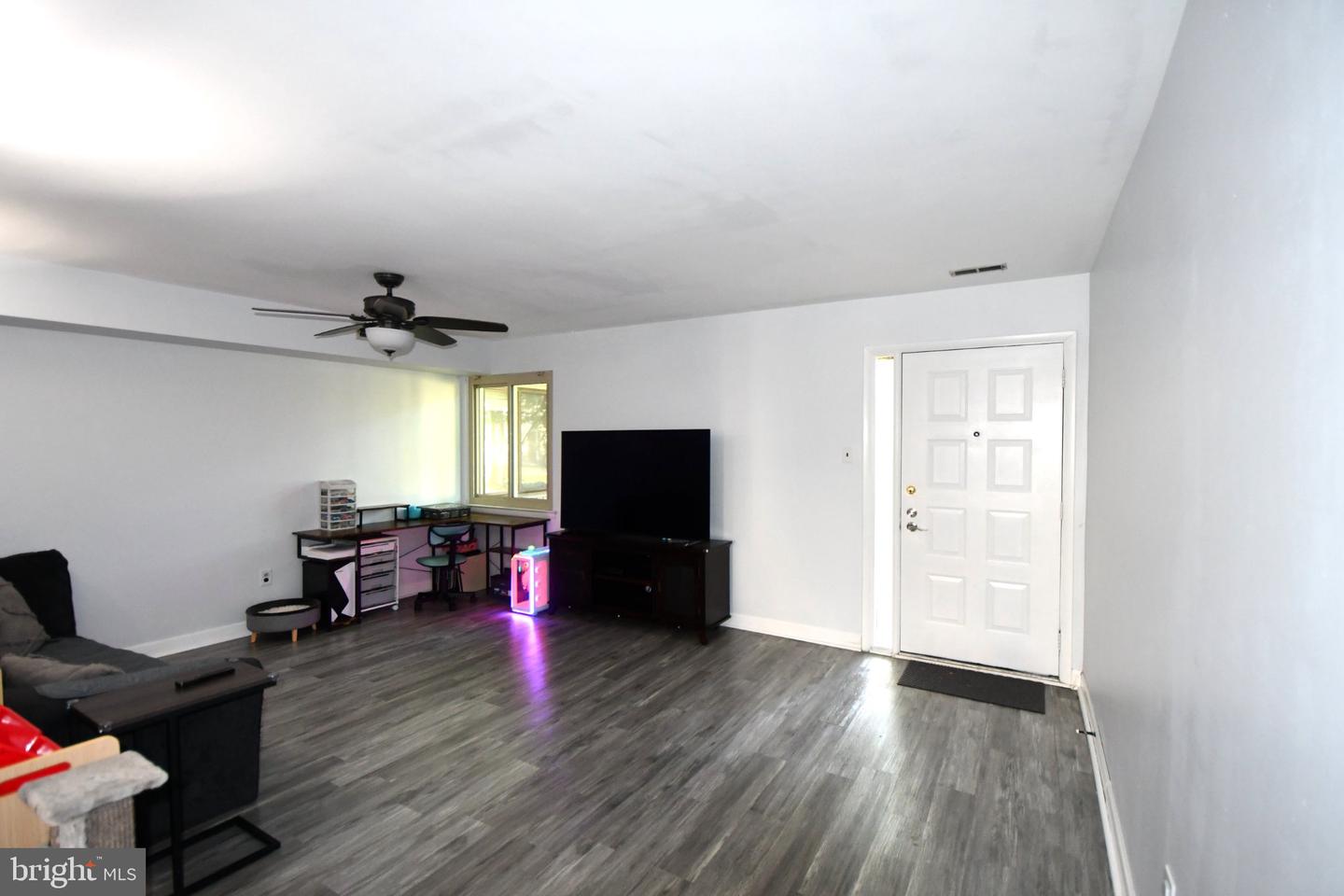 4825 Oxford Ct Property Photo 4