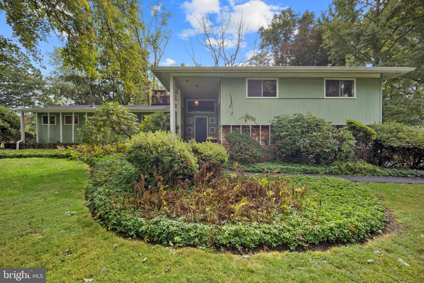 1911 WOODLAND DR Property Photo 1