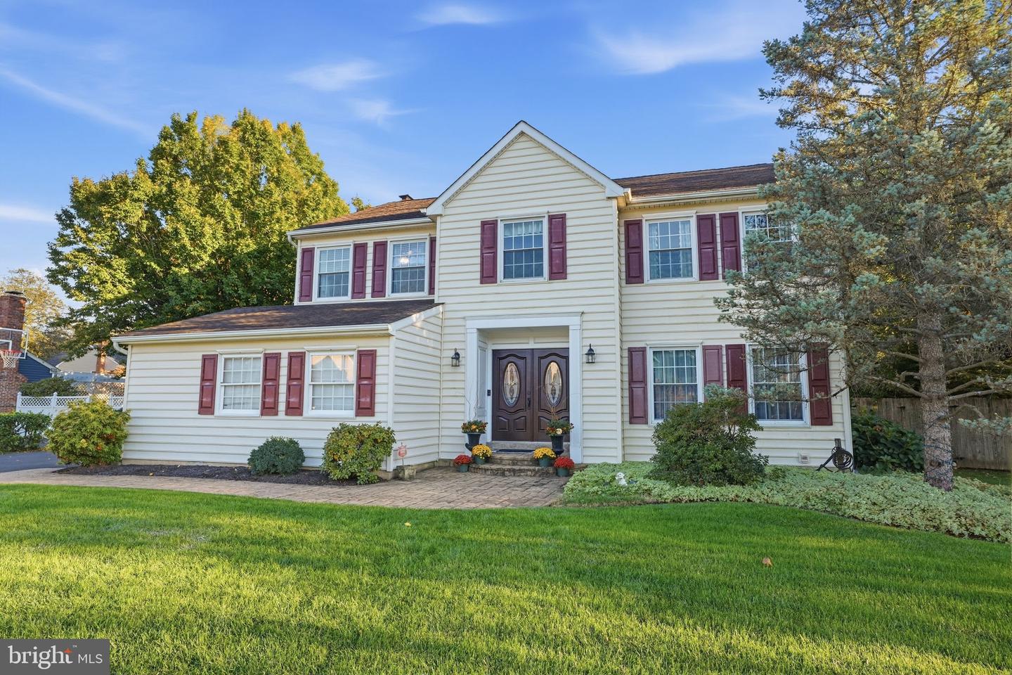 2093 E WELLINGTON RD Property Photo 1