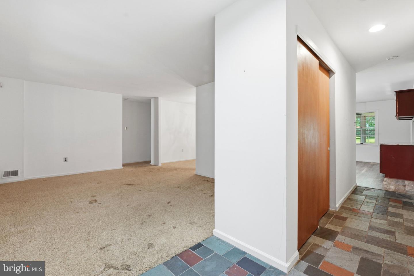 300 New Rd Property Photo 6