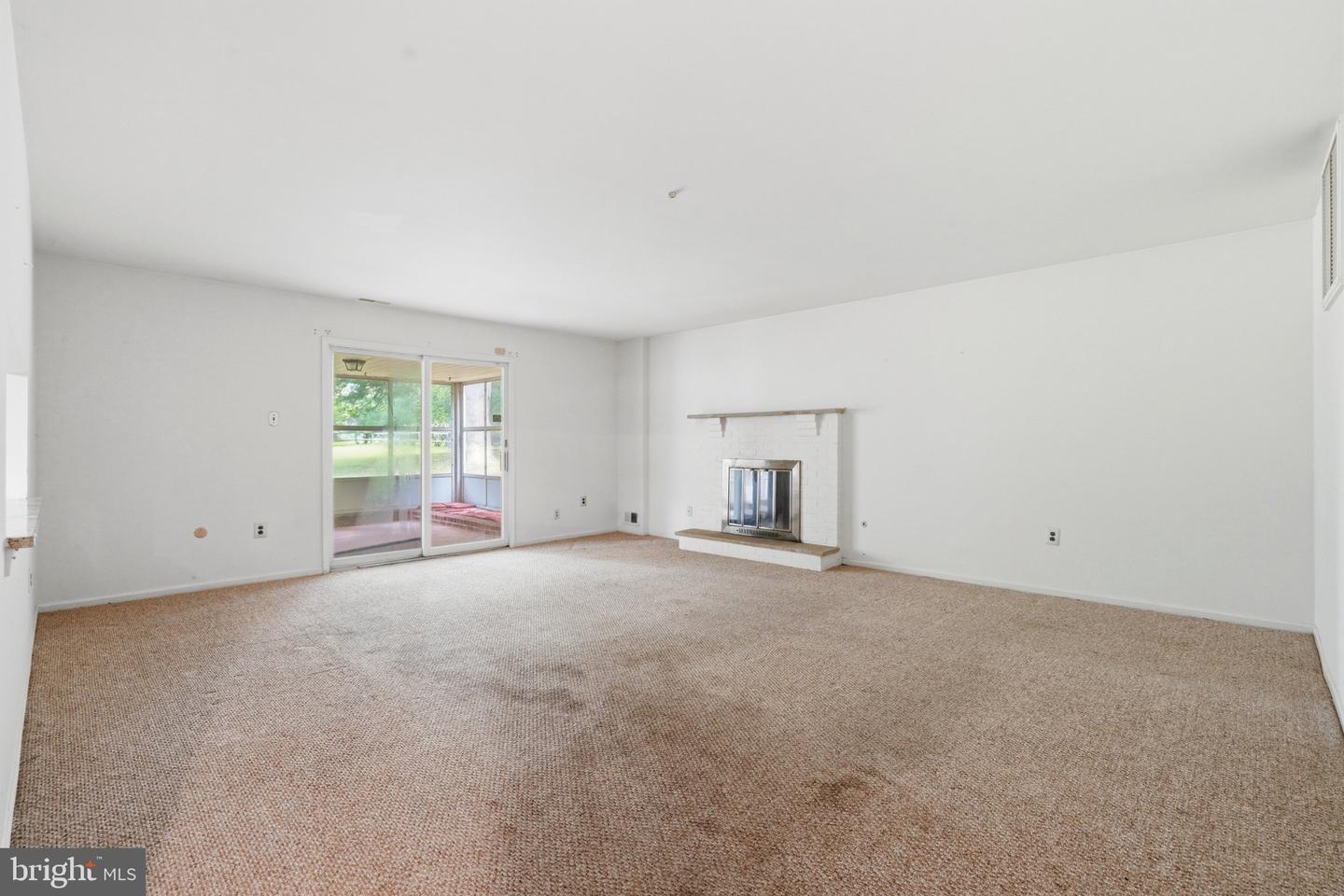 300 New Rd Property Photo 16