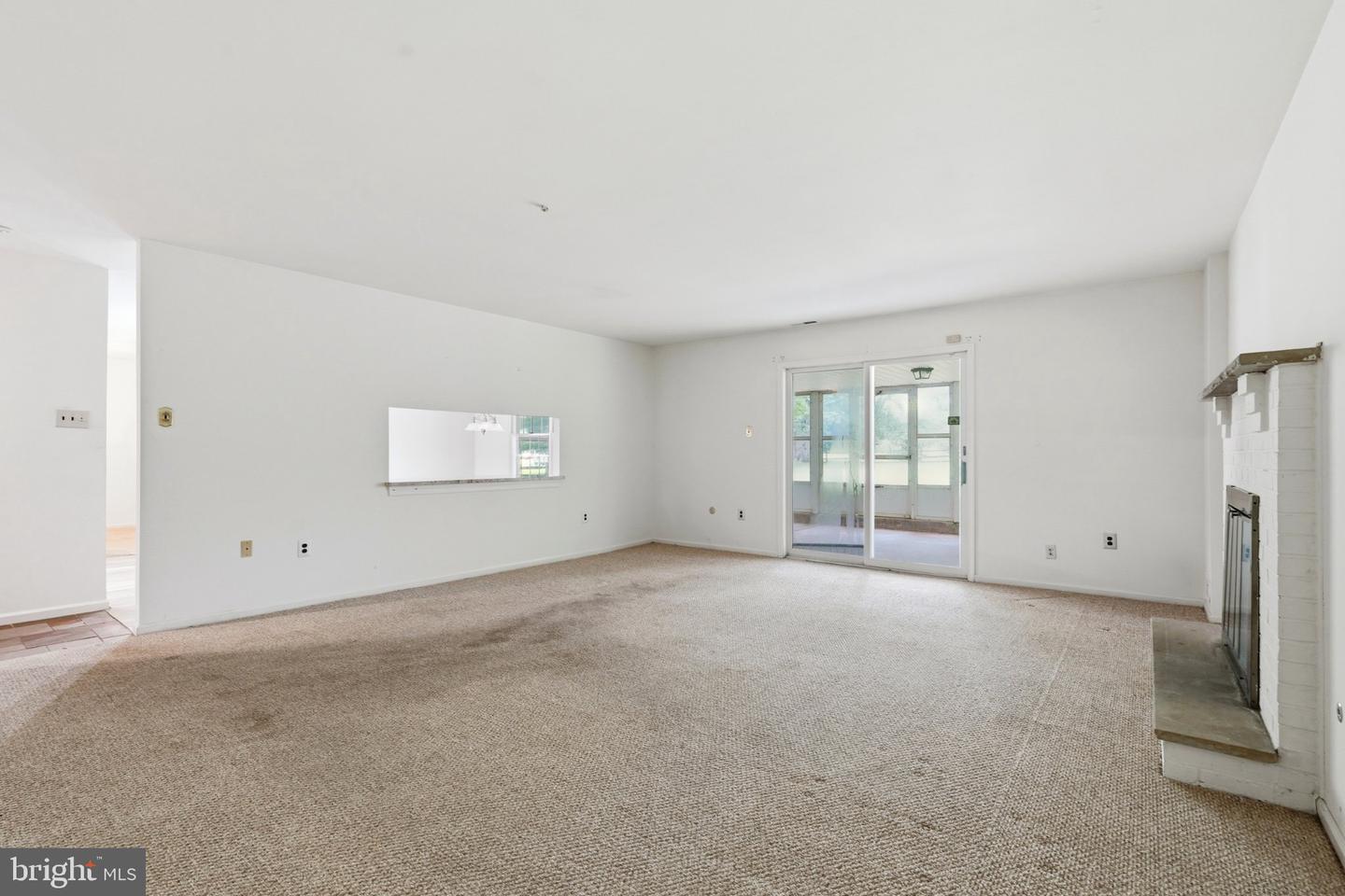 300 New Rd Property Photo 17