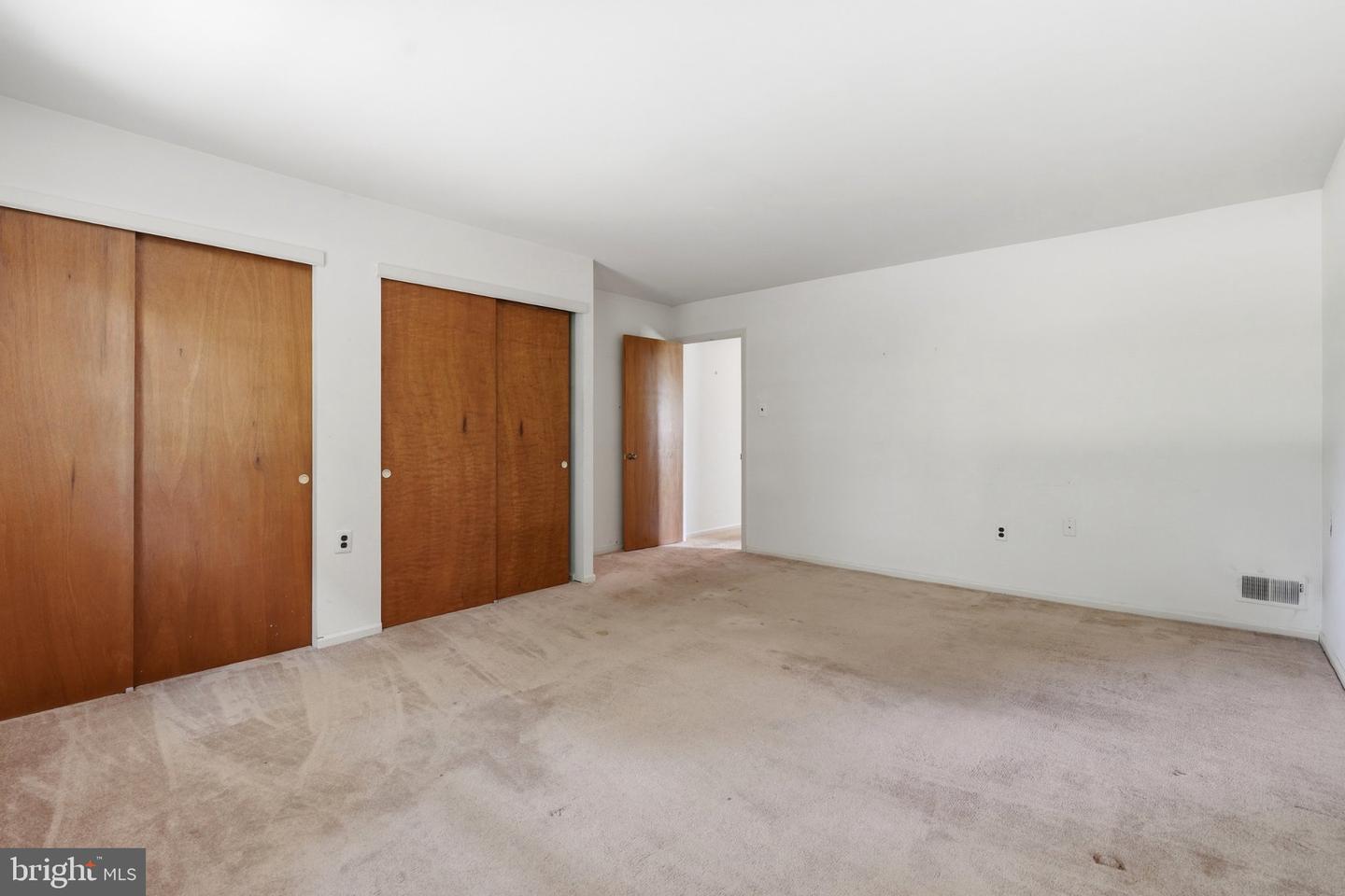 300 New Rd Property Photo 21
