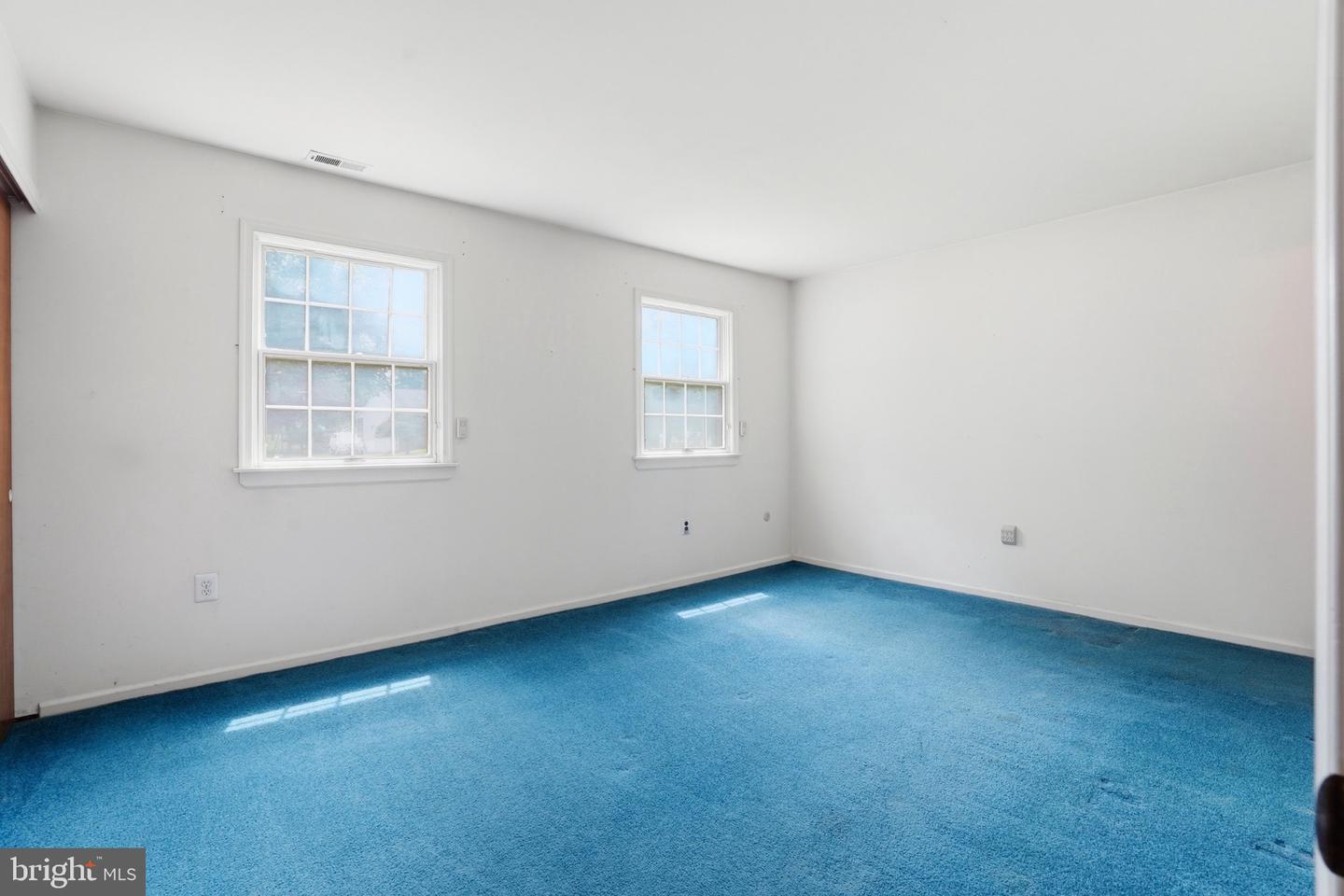 300 New Rd Property Photo 27