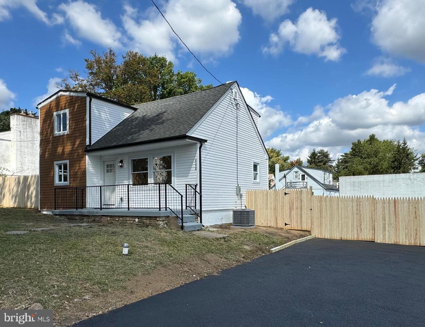 668 ELMWOOD AVE Property Photo 1