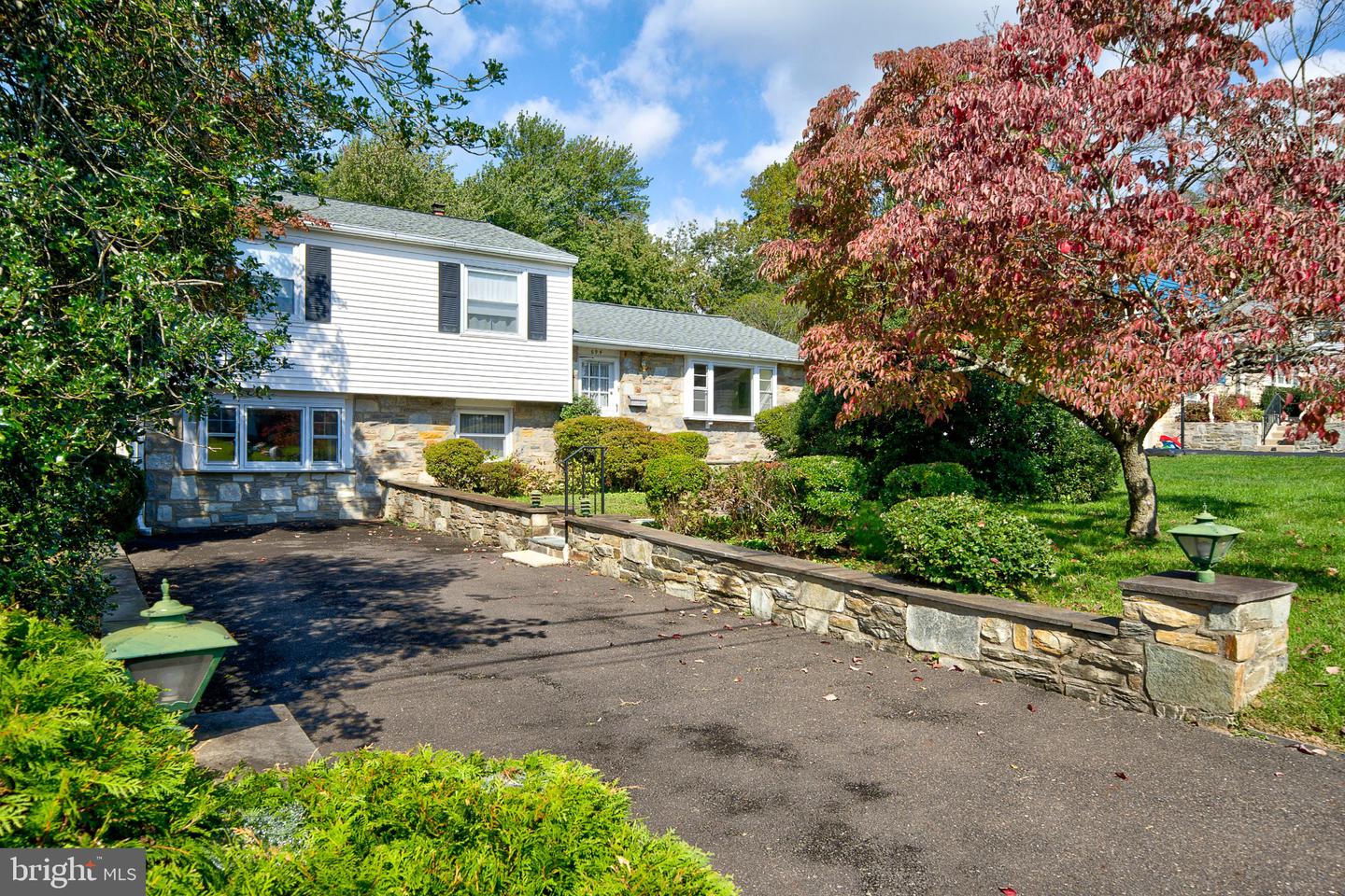 694 Glen Rd Property Photo 1