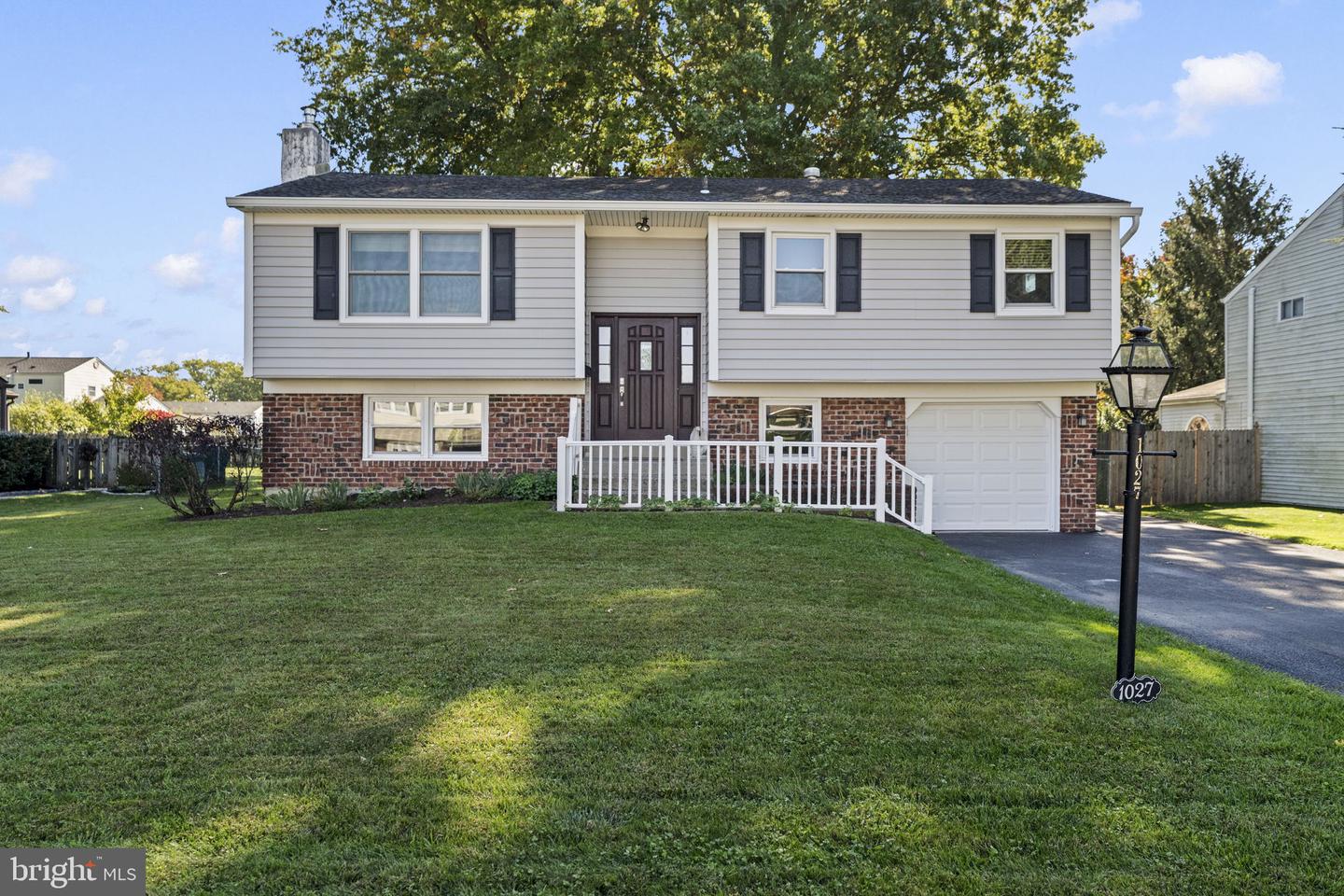 1027 Oakwood Dr Property Photo 1