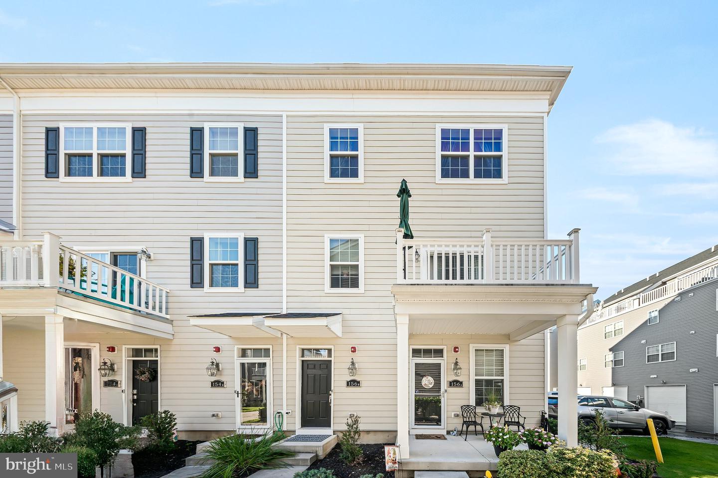 156 Gaslight Aly #b Property Photo 1