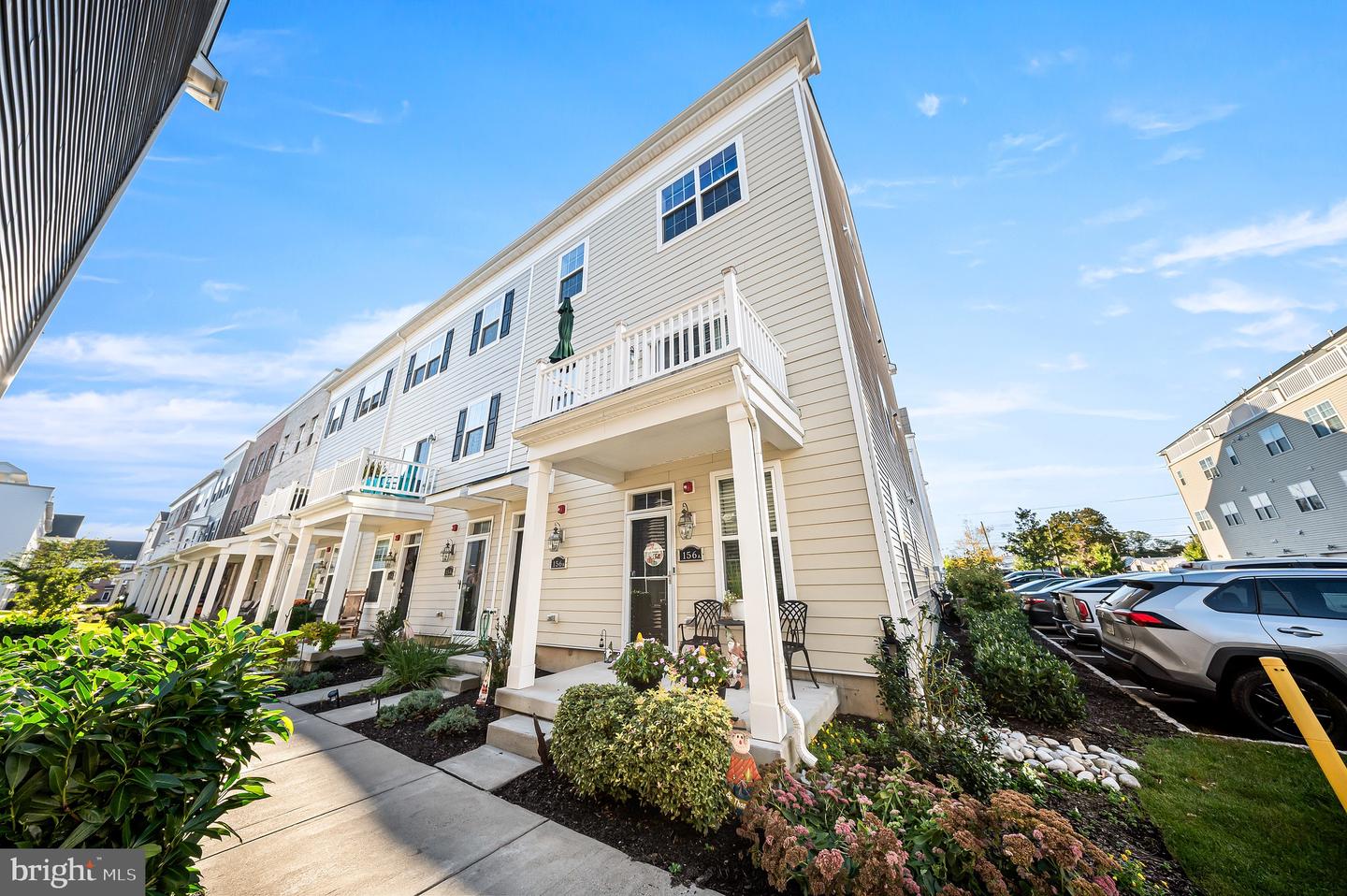 156 Gaslight Aly #b Property Photo 2