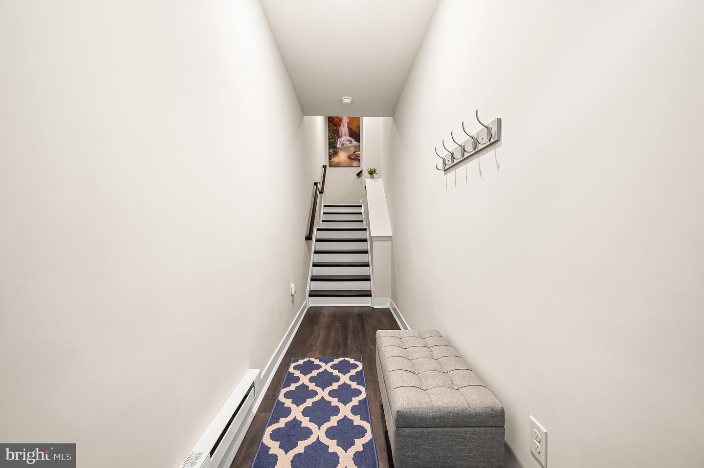 156 Gaslight Aly #b Property Photo 4