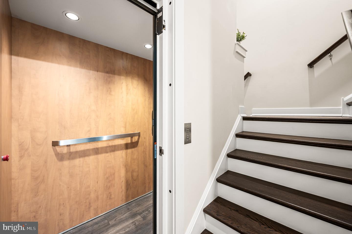 156 Gaslight Aly #b Property Photo 5
