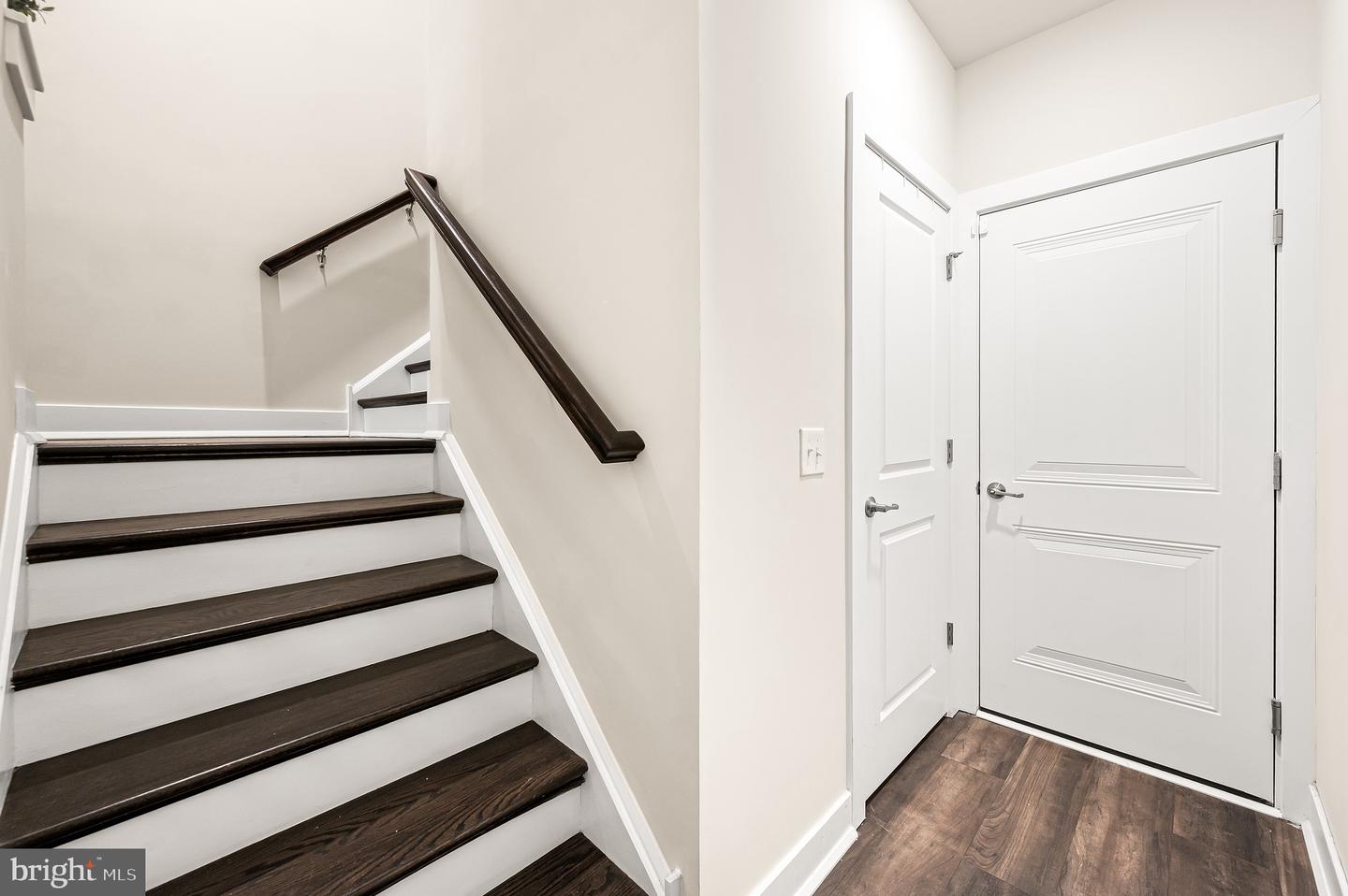 156 Gaslight Aly #b Property Photo 6