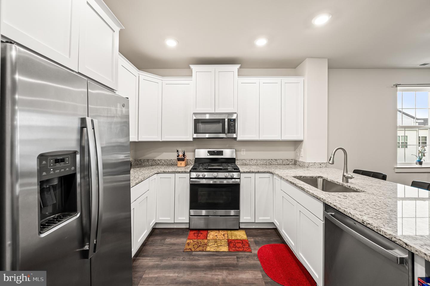156 Gaslight Aly #b Property Photo 8
