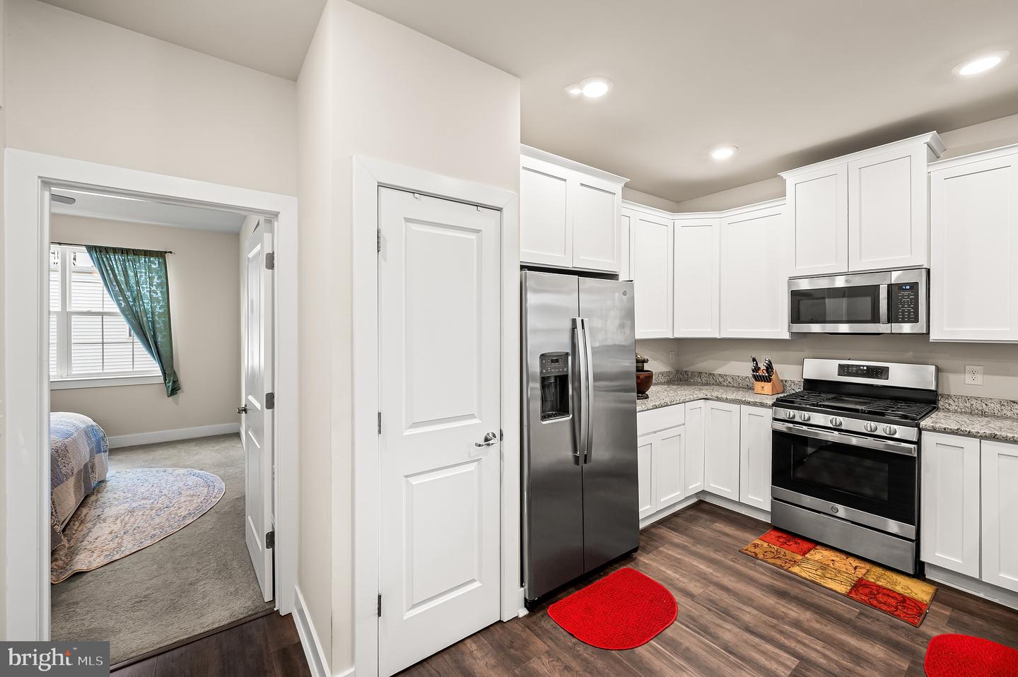 156 Gaslight Aly #b Property Photo 9