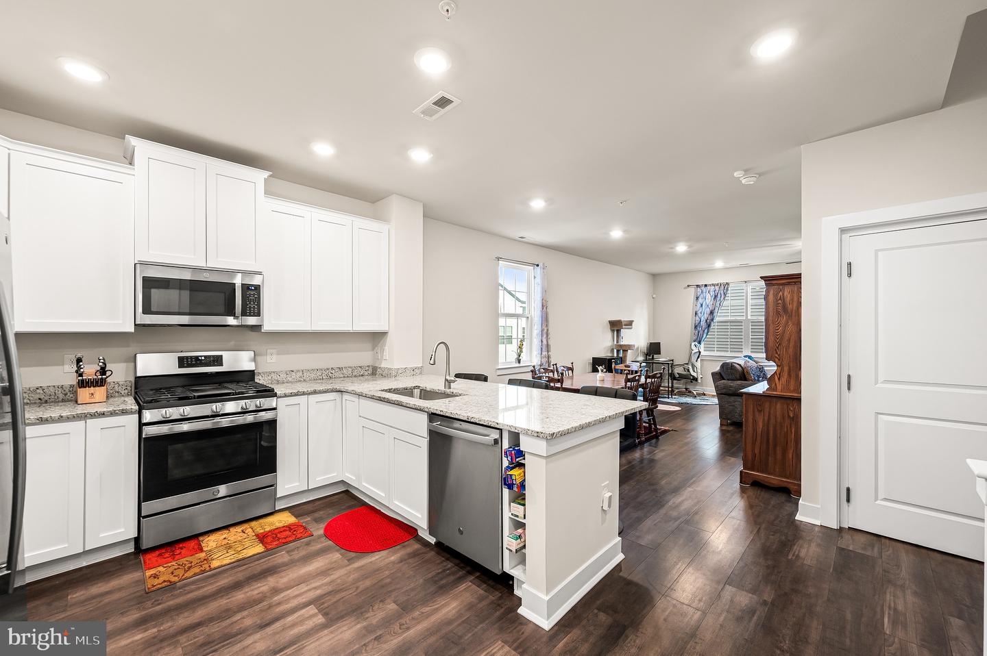 156 Gaslight Aly #b Property Photo 10