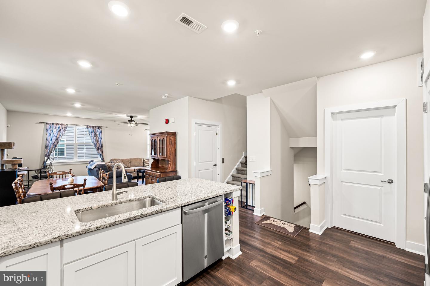 156 Gaslight Aly #b Property Photo 11