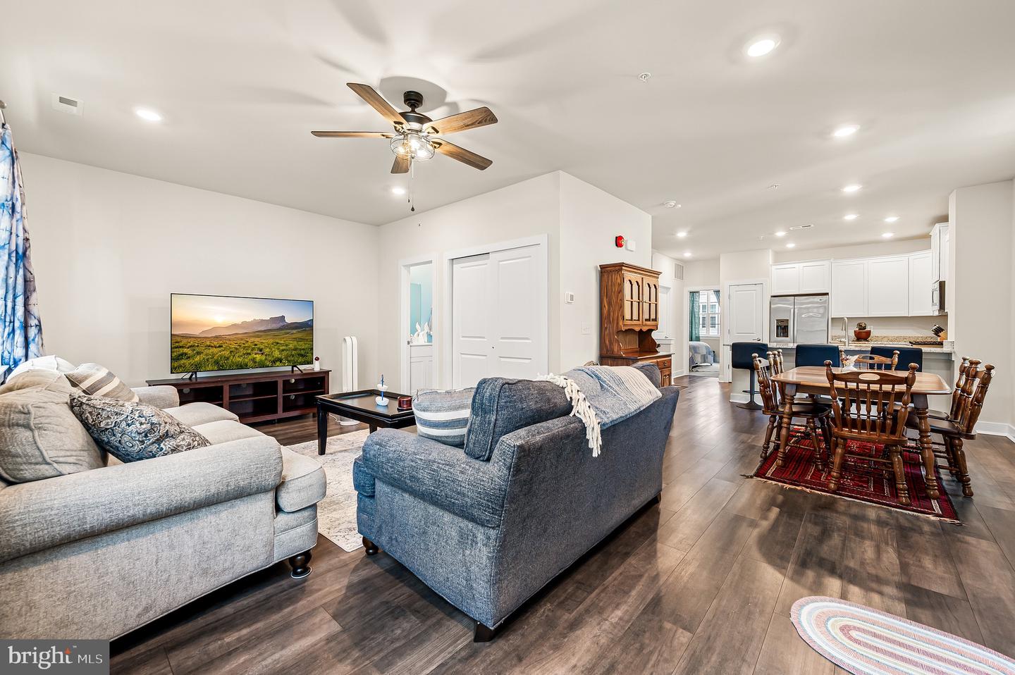 156 Gaslight Aly #b Property Photo 16