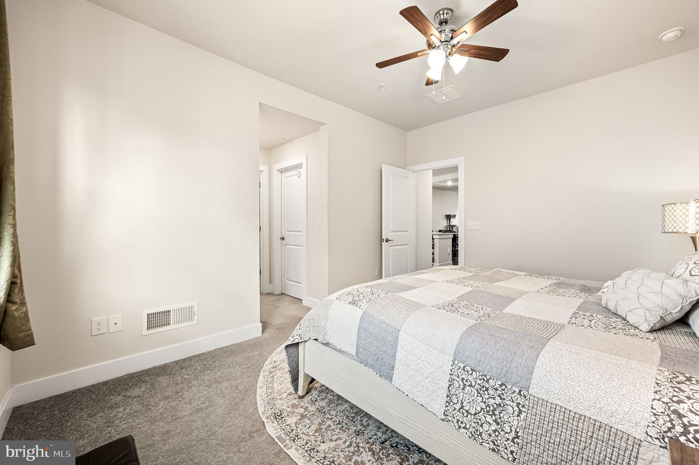 156 Gaslight Aly #b Property Photo 24