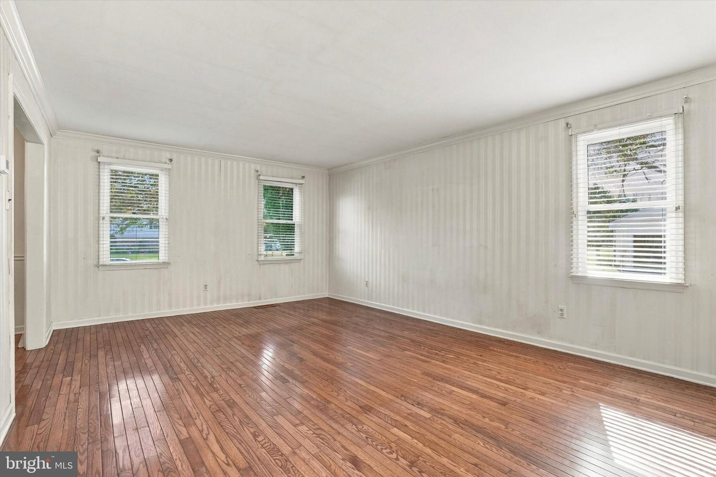 18 Averstone Dr E #e Property Photo 5