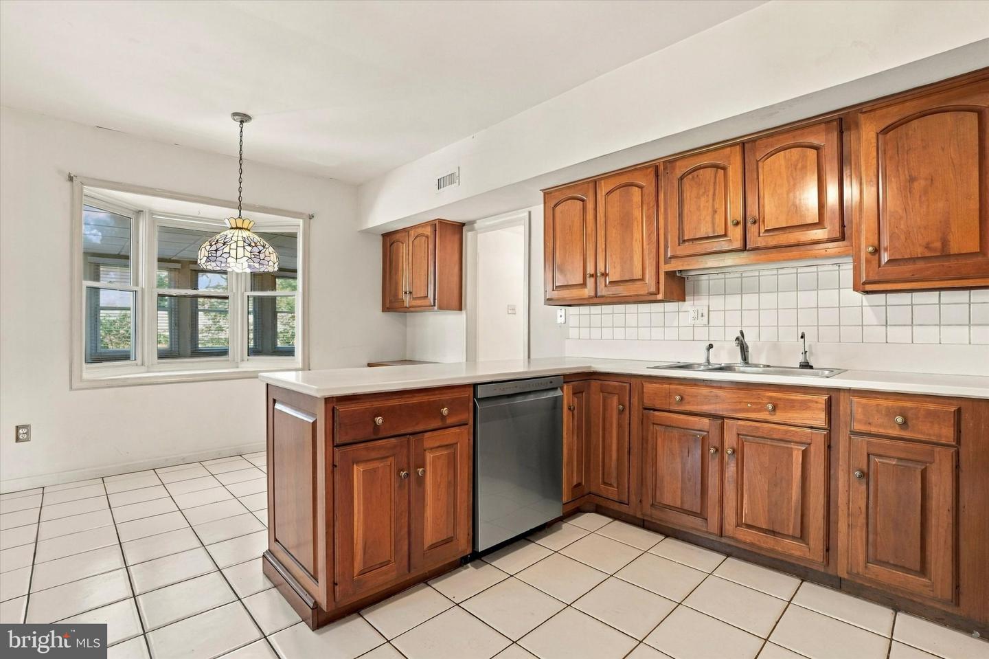 18 Averstone Dr E #e Property Photo 8