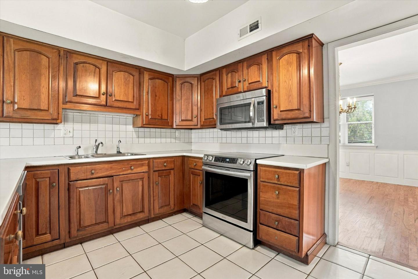 18 Averstone Dr E #e Property Photo 9