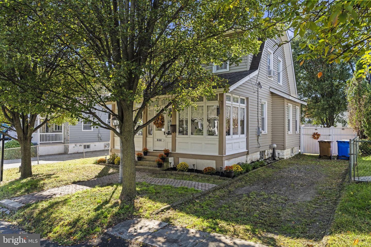 936 Locust Ave Property Photo 1