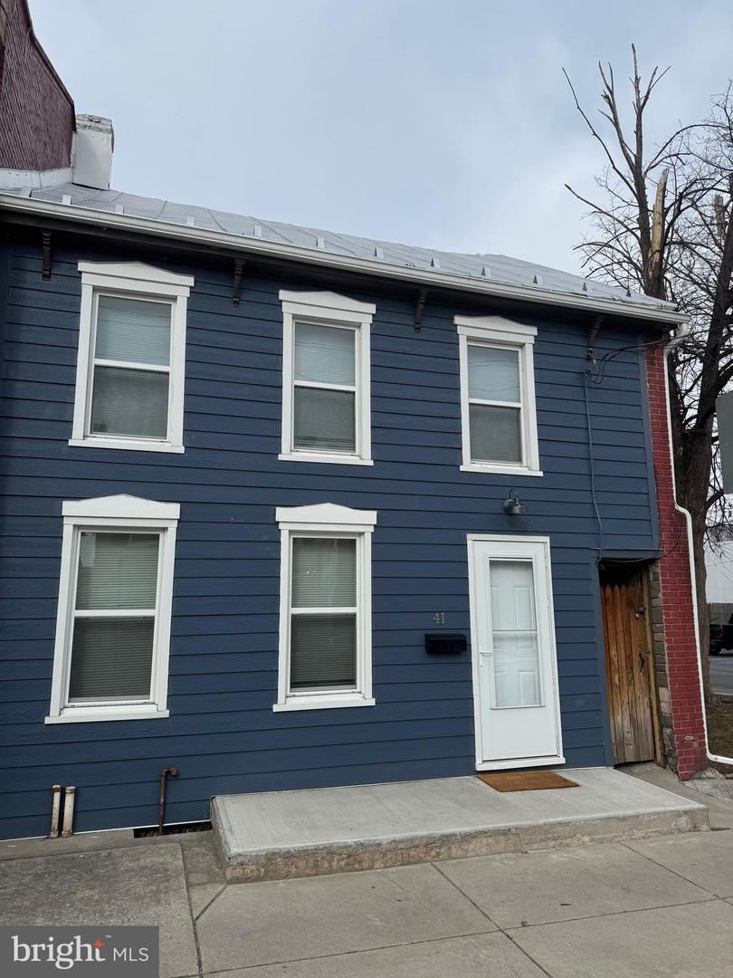 41 E Louther St Property Photo