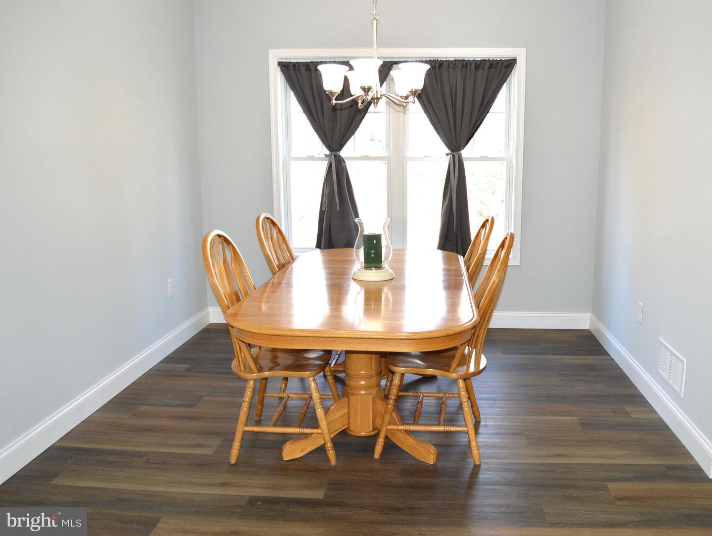 209 White Oak Cir Property Photo 4