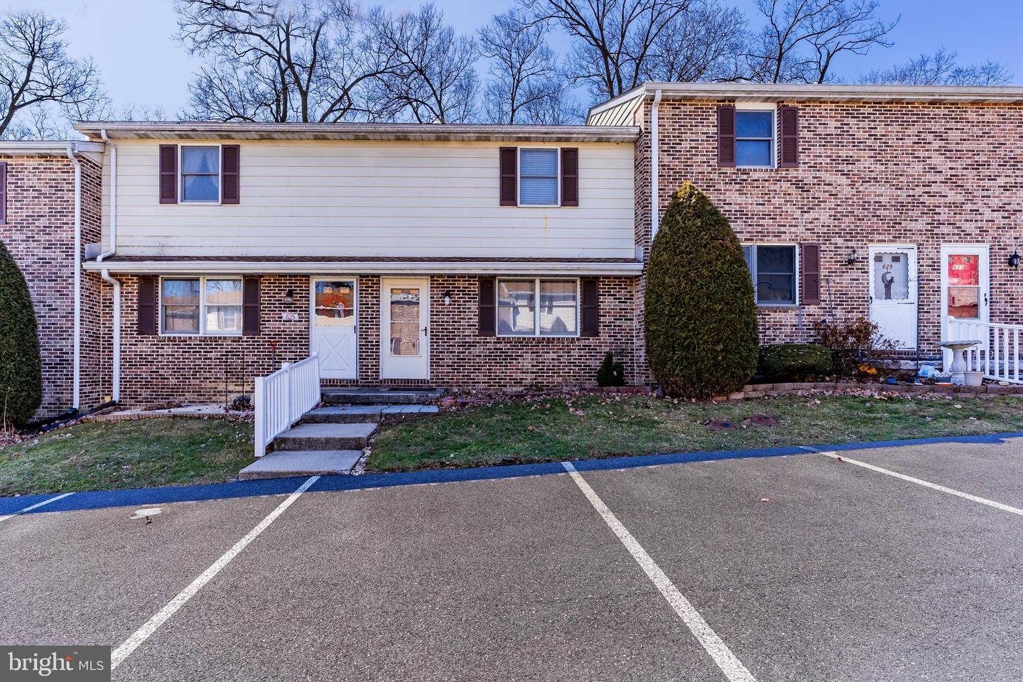627 Gates Ln Property Photo