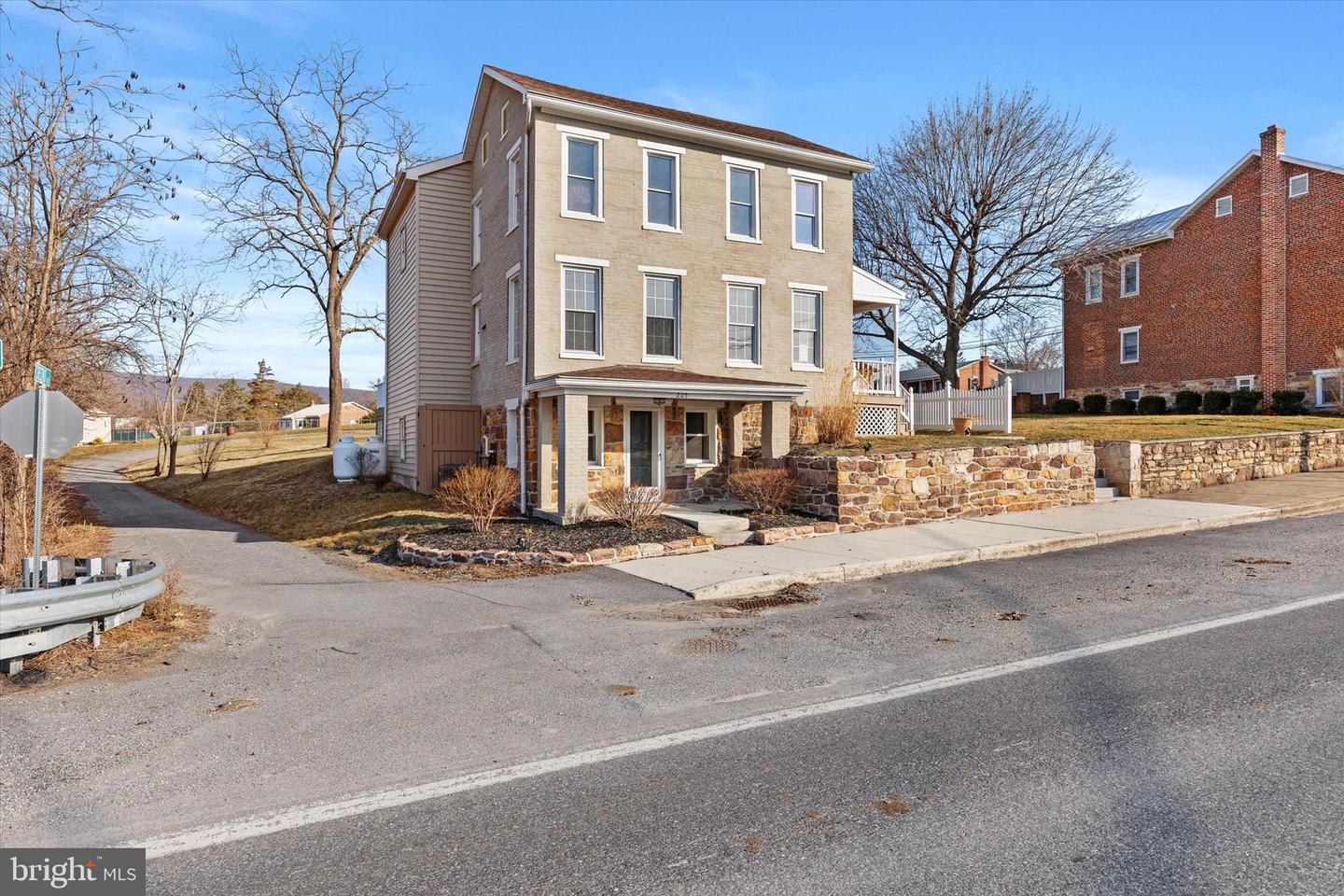 205 W Main St Property Photo