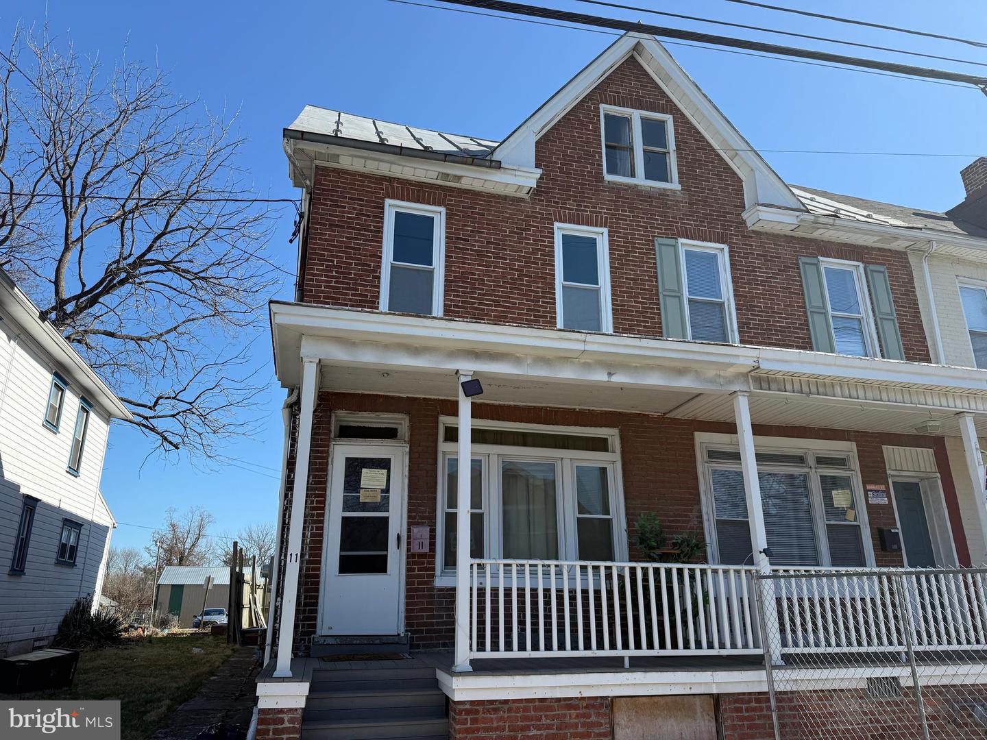 11 S Queen St S Property Photo