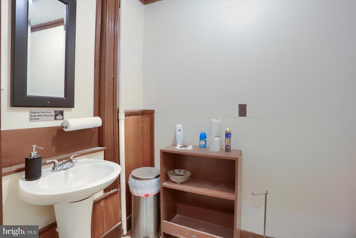 100 E King St Property Photo 10