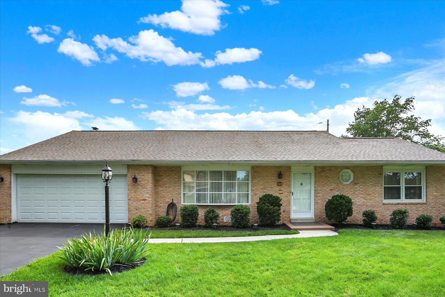 528 FAIRWAY DR Property Photo 1