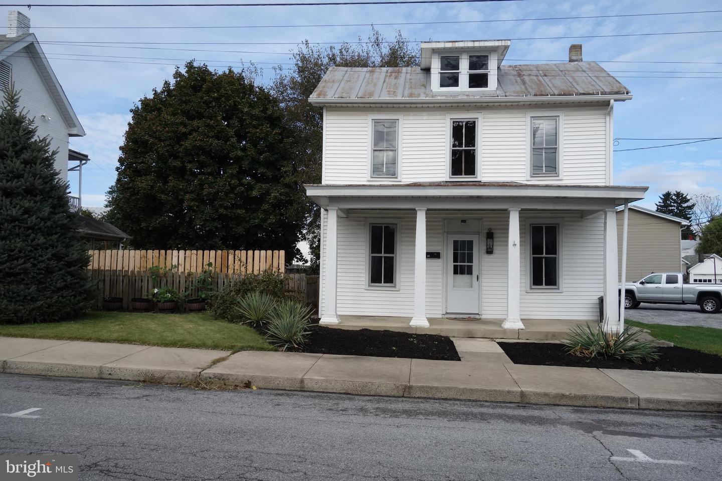 311 E Garfield Street Property Photo 1