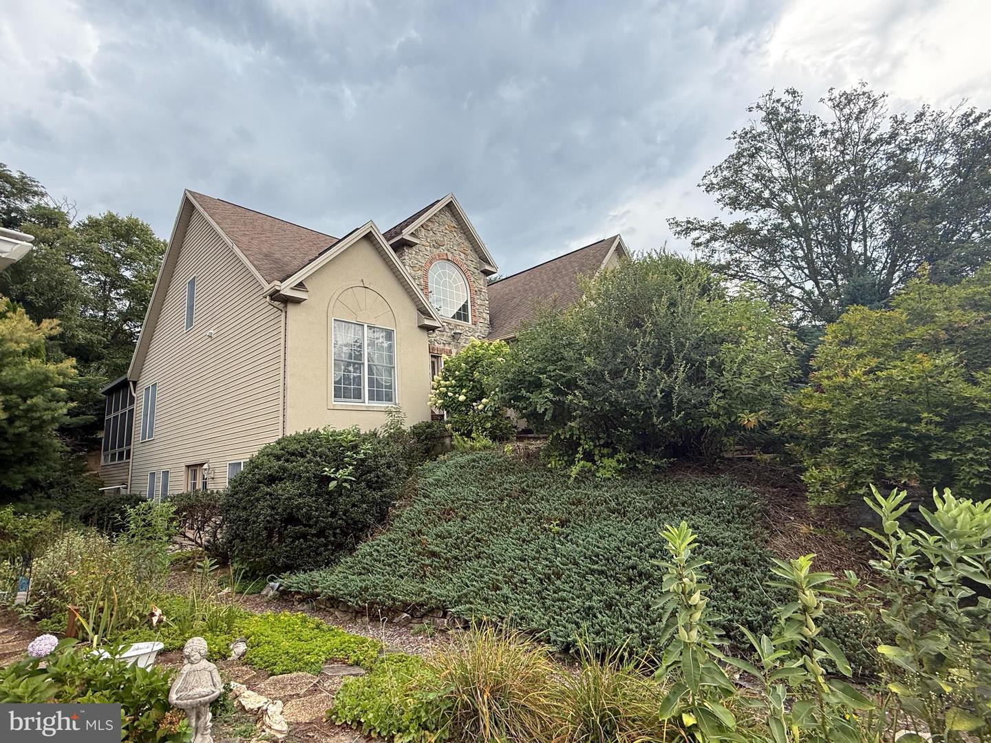 1601 Cobble Ct Property Photo 2