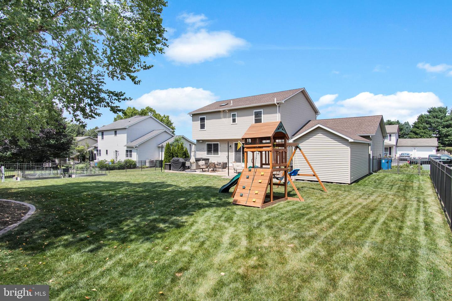 2140 Canterbury Dr. Property Photo 24