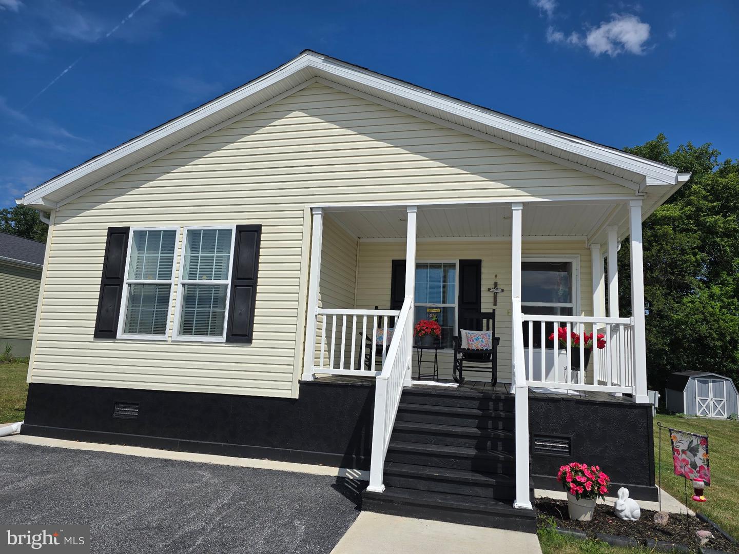 300 Oriole Dr Property Photo 1