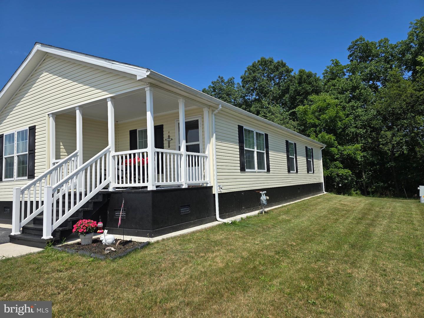 300 Oriole Dr Property Photo 2