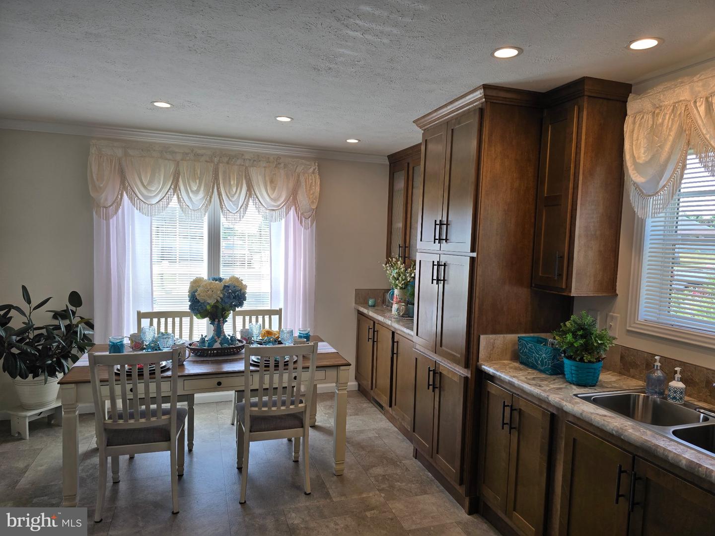 300 Oriole Dr Property Photo 8