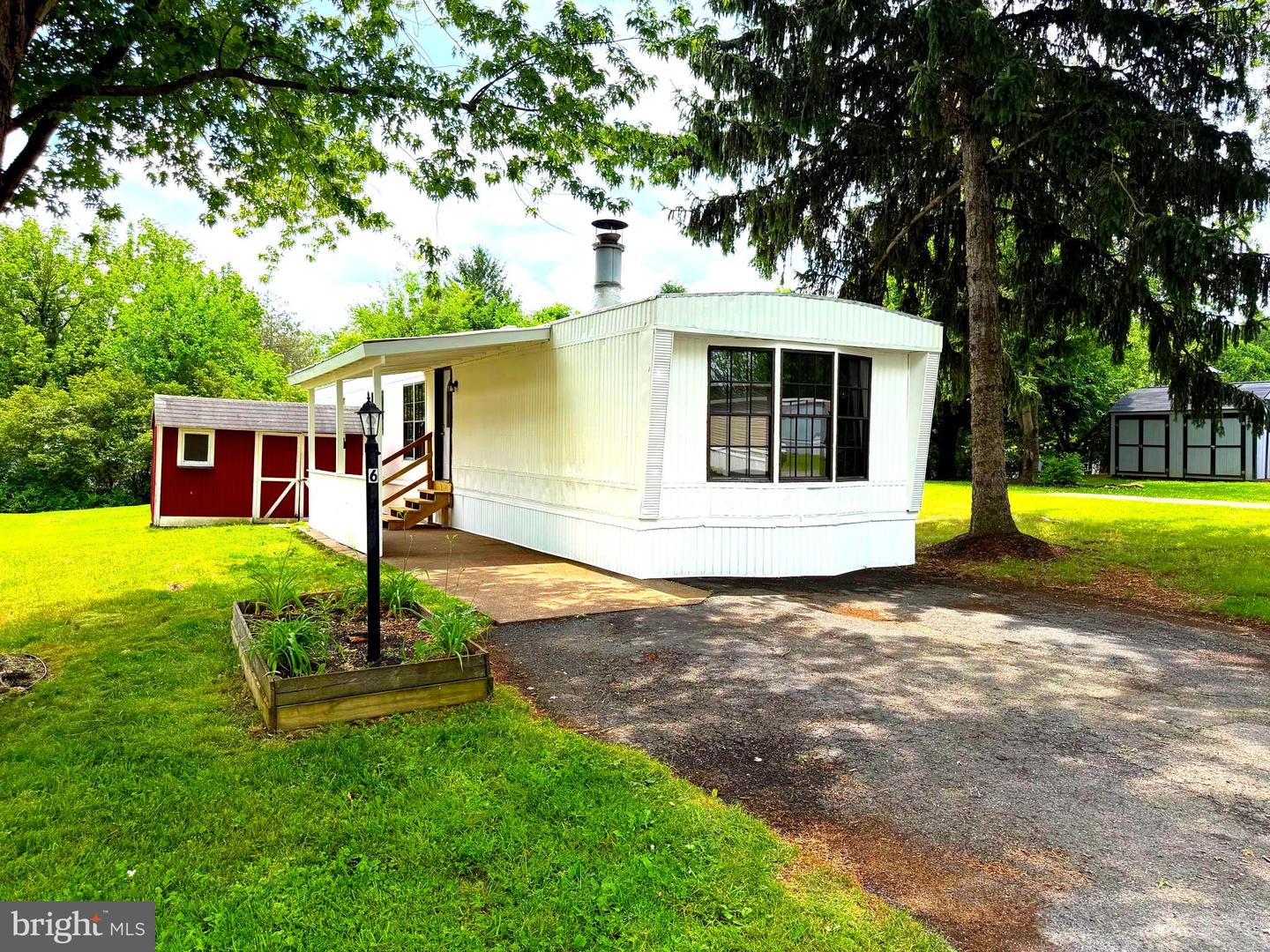 6 MAGNOLIA LANE Property Photo 1