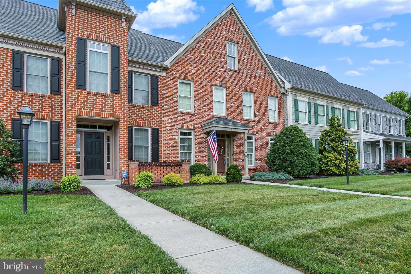 3 Jamestown Sq Property Photo 1