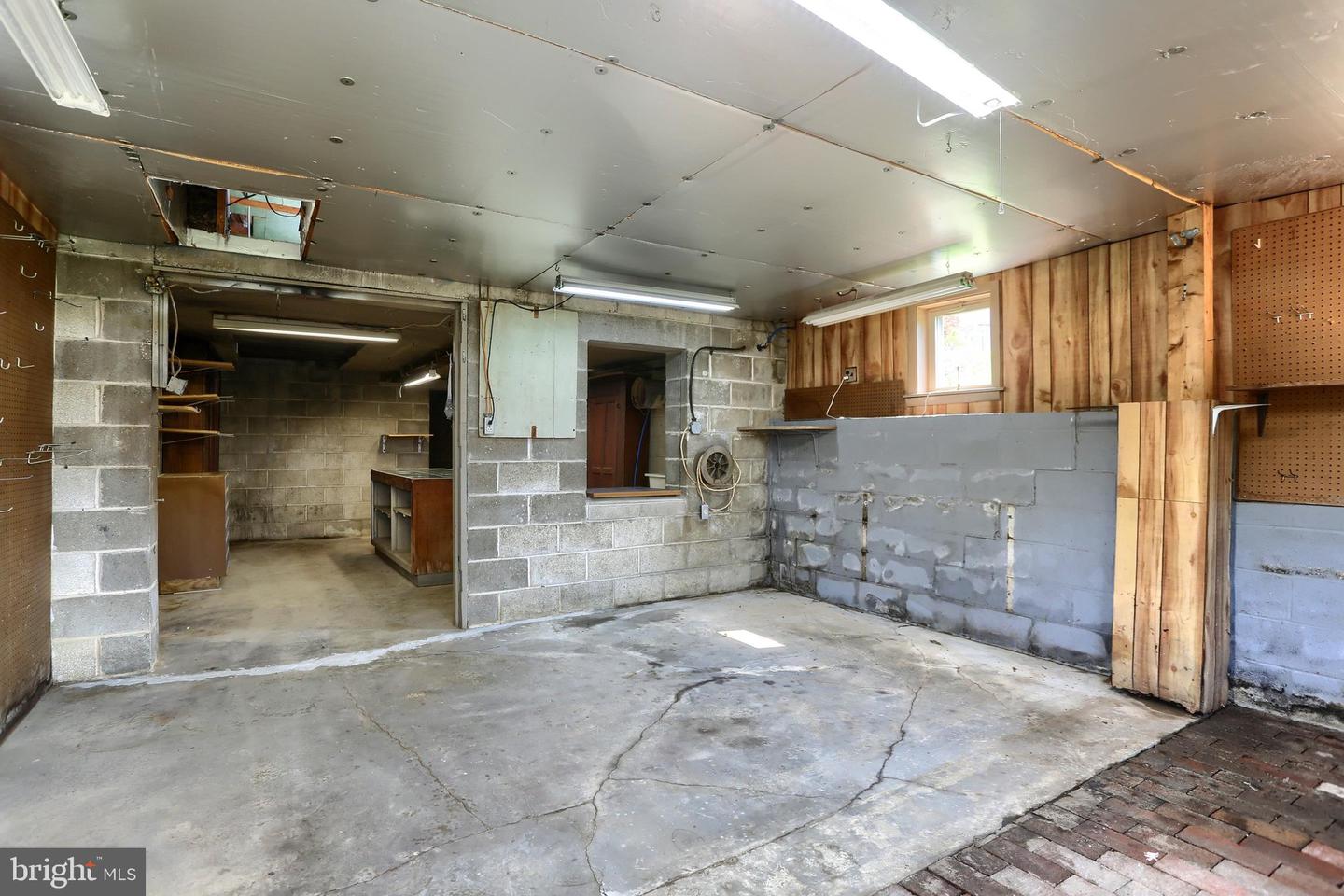 PACB2056302 Property Photo 31