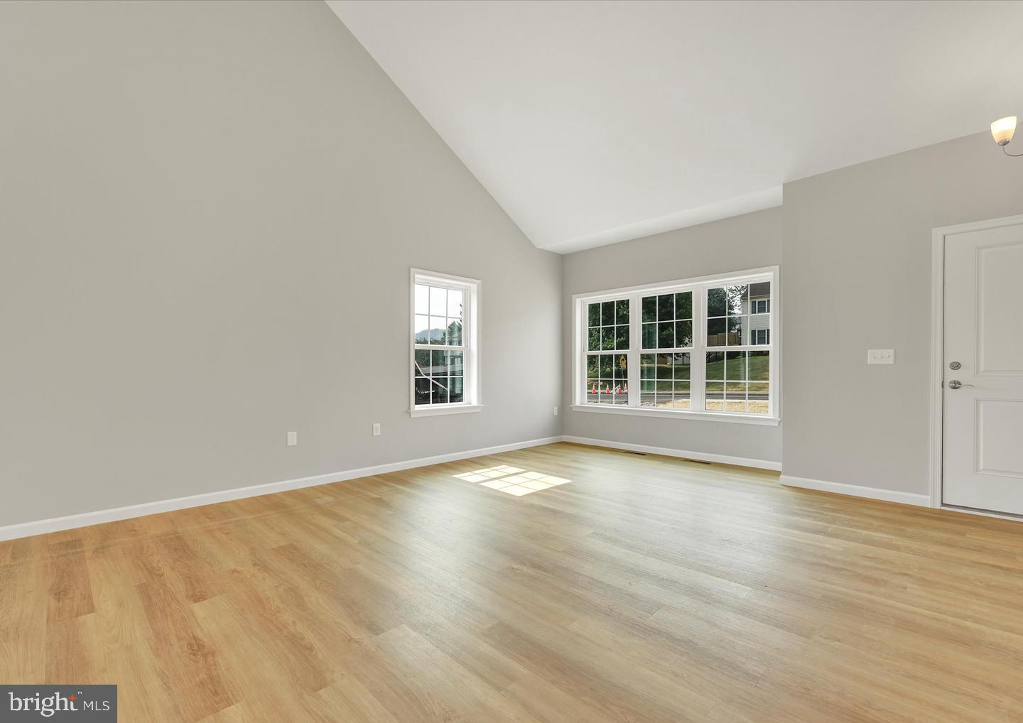 8 Lantern Ct Property Photo 2