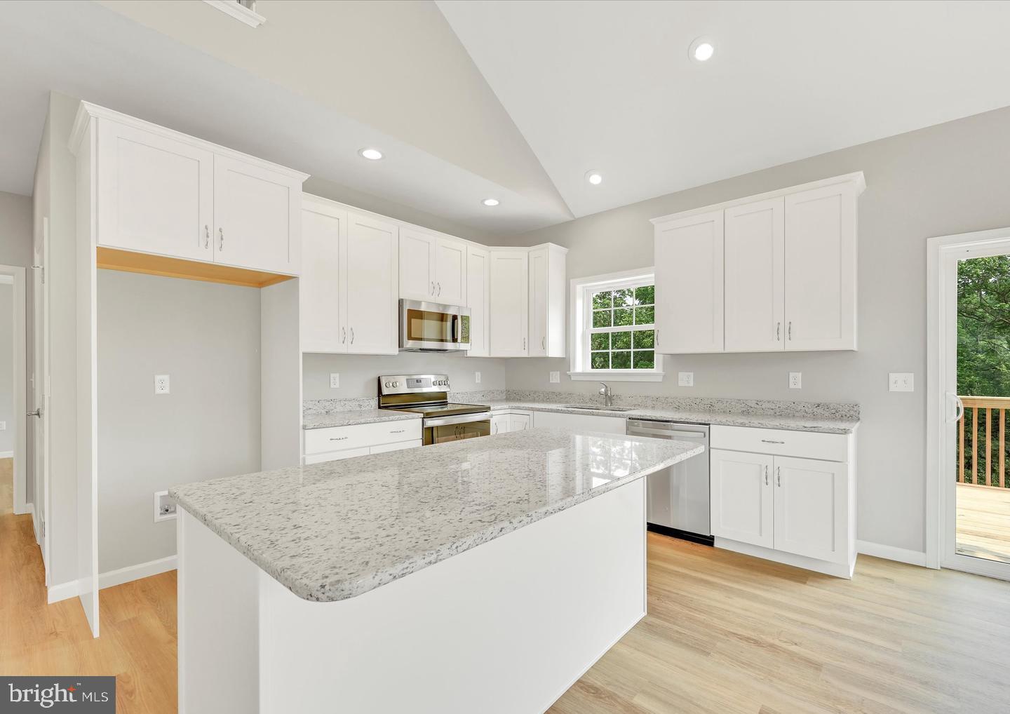 8 Lantern Ct Property Photo 5