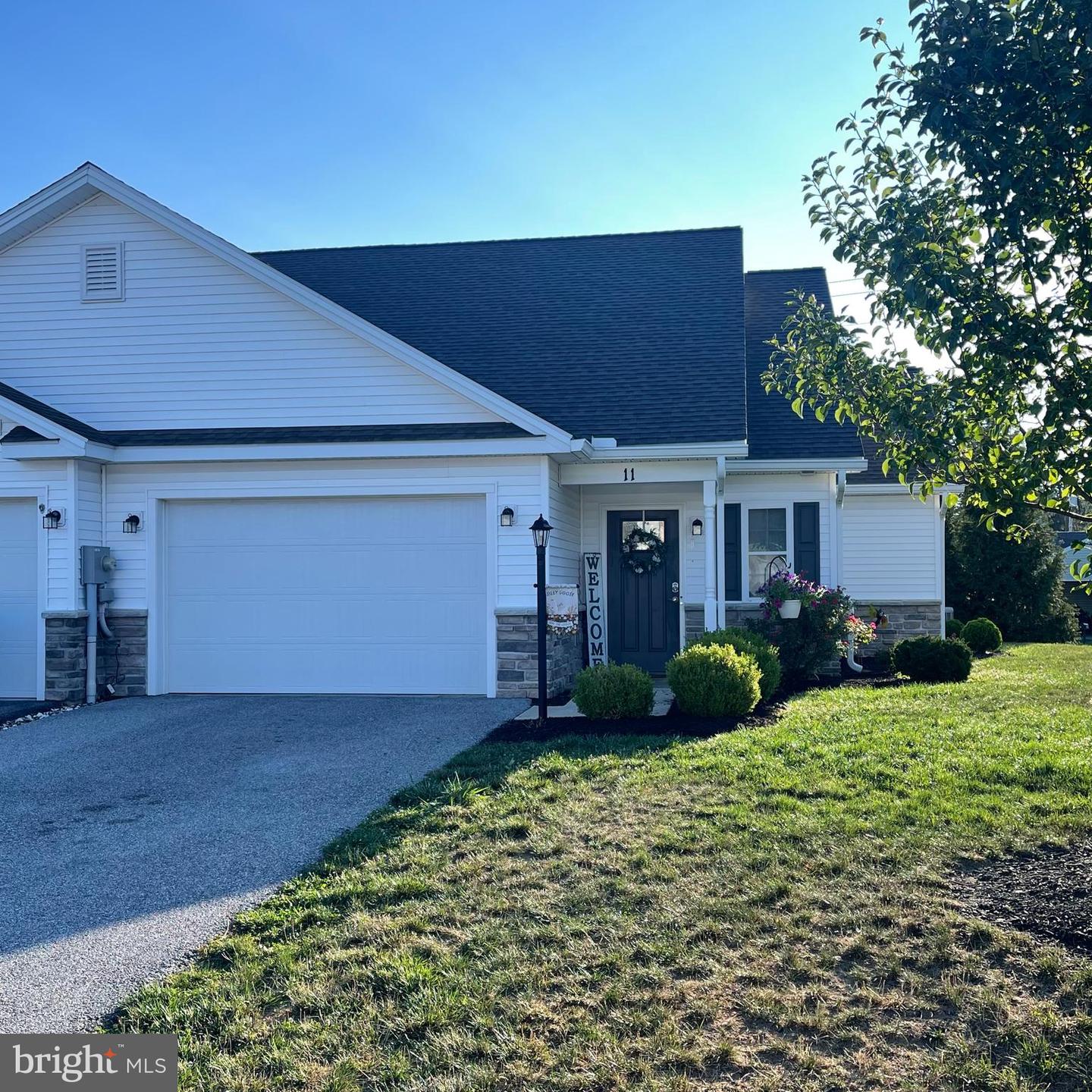 11 Group Ct Property Photo 1