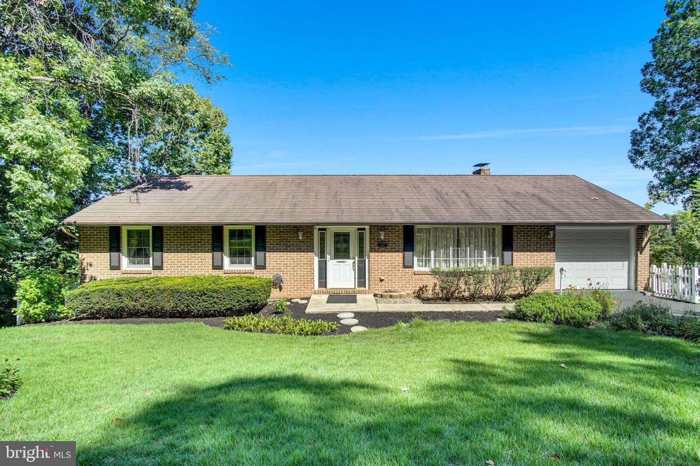 12 EASTWOOD DR Property Photo 1
