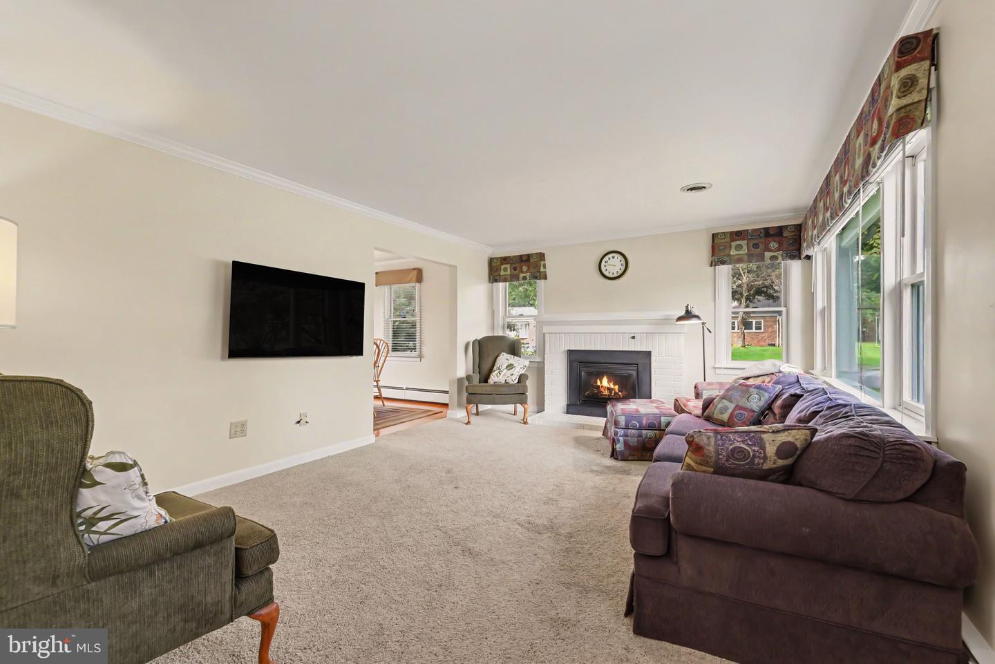 208 E Hillcrest Dr Property Photo 3