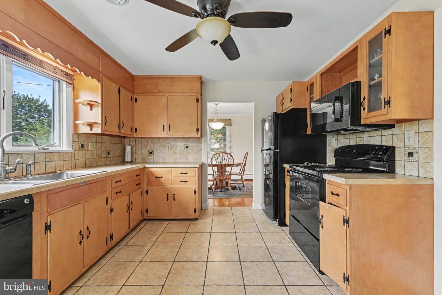 208 E Hillcrest Dr Property Photo 8