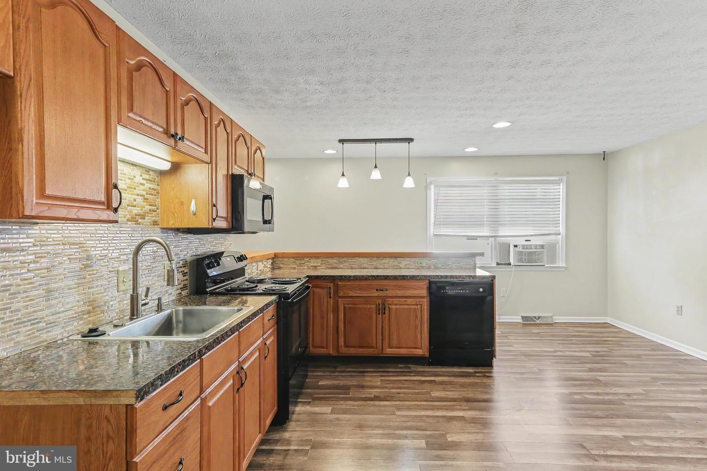 98 Herman Ave #g Property Photo 5