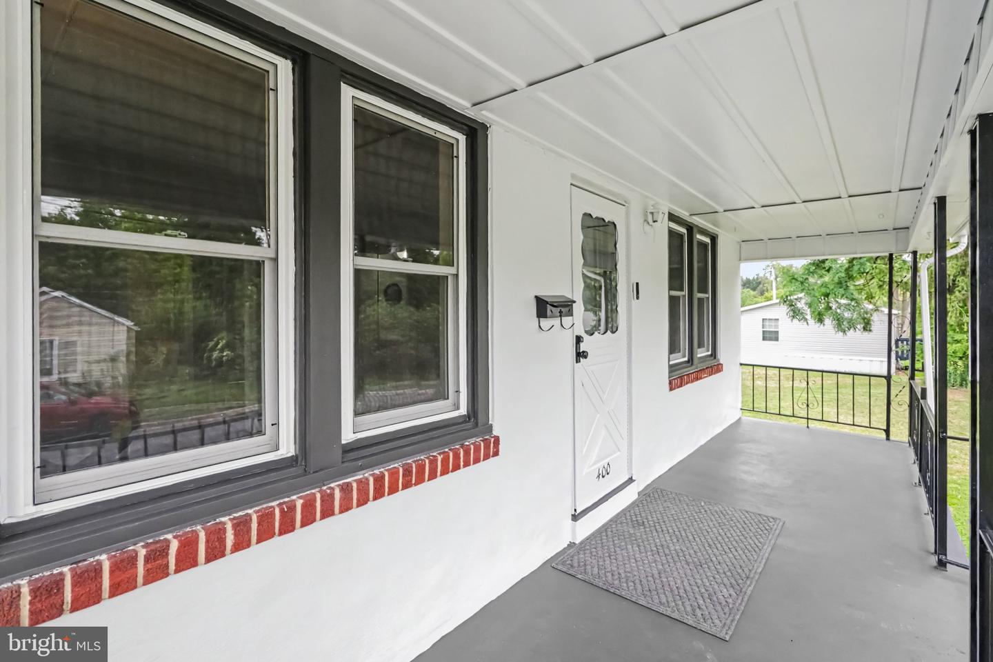 400 W Dauphin Property Photo 3